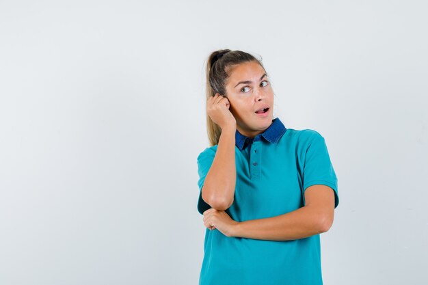 Expressive jeune fille posant en studio