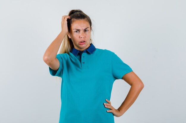 Expressive jeune fille posant en studio