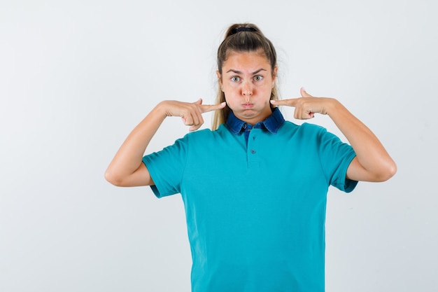 Expressive jeune fille posant en studio