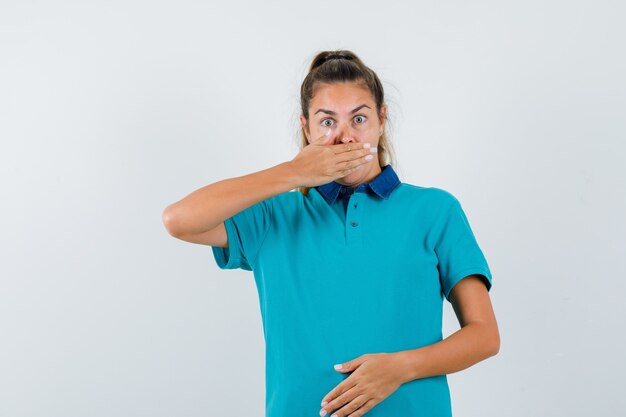 Expressive jeune fille posant en studio