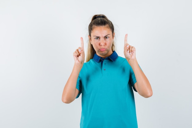 Expressive jeune fille posant en studio