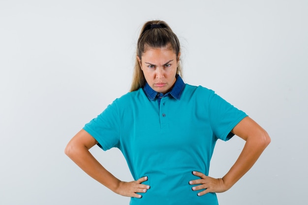 Expressive jeune fille posant en studio