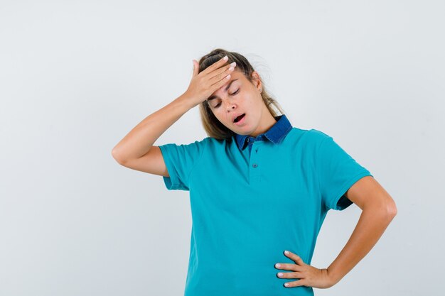 Expressive jeune fille posant en studio