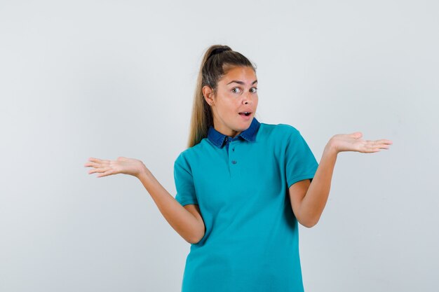 Expressive jeune fille posant en studio