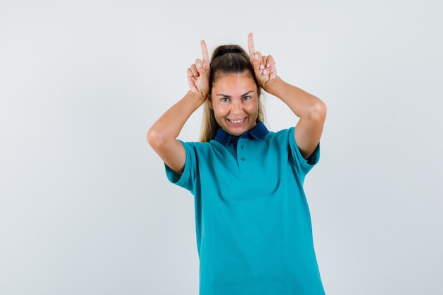 Expressive jeune fille posant en studio