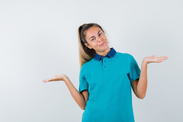 Expressive jeune fille posant en studio