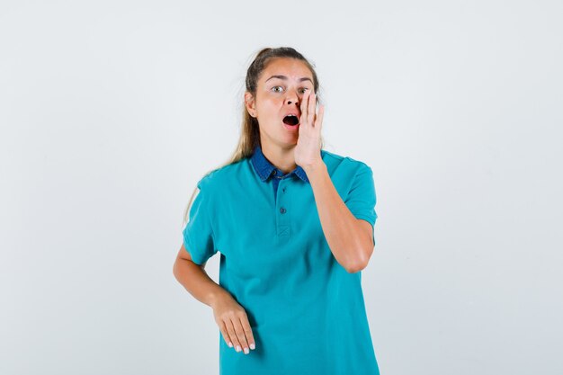 Expressive jeune fille posant en studio