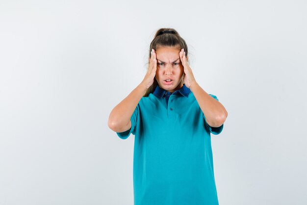 Expressive jeune fille posant en studio