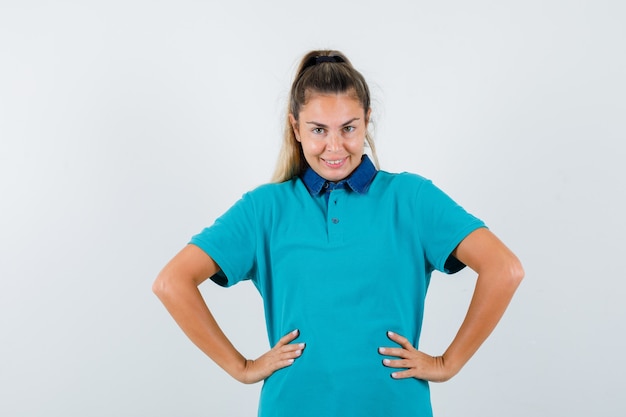 Expressive jeune fille posant en studio