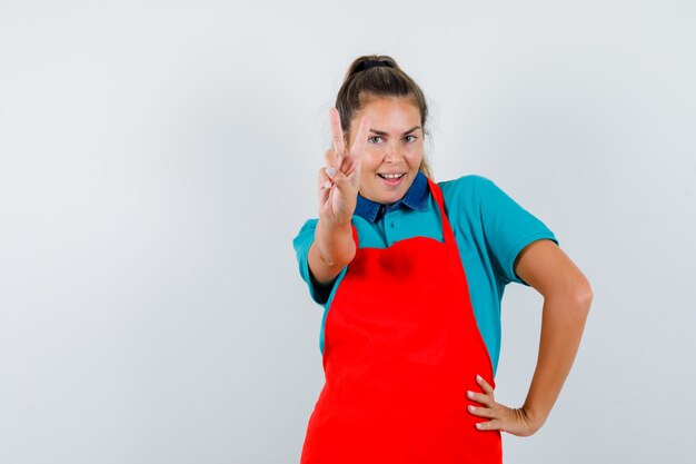 Expressive jeune fille posant en studio