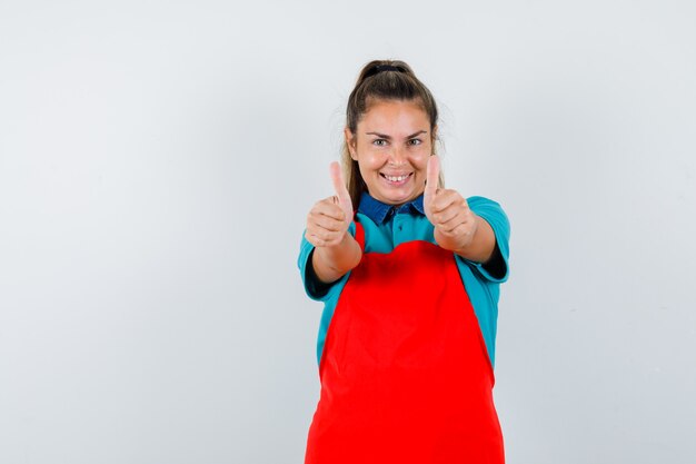 Expressive jeune fille posant en studio