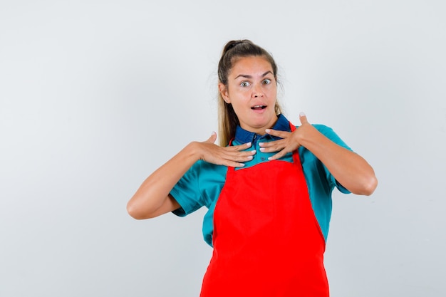 Expressive jeune fille posant en studio