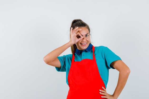 Expressive jeune fille posant en studio