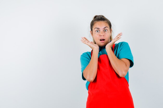 Expressive jeune fille posant en studio