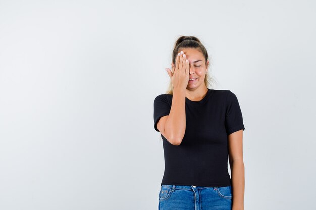 Expressive jeune fille posant en studio