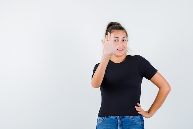 Expressive jeune fille posant en studio