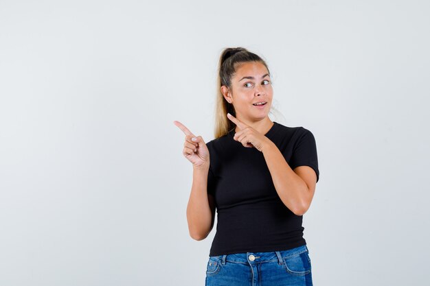 Expressive jeune fille posant en studio