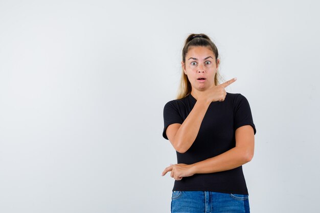 Expressive jeune fille posant en studio