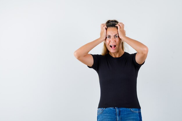 Expressive jeune fille posant en studio