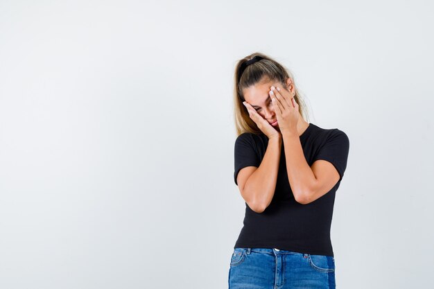 Expressive jeune fille posant en studio