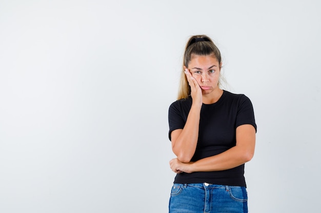 Expressive jeune fille posant en studio