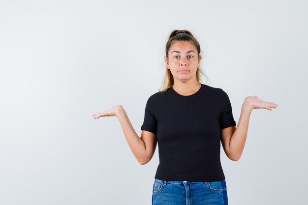 Expressive jeune fille posant en studio