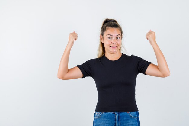 Expressive jeune fille posant en studio