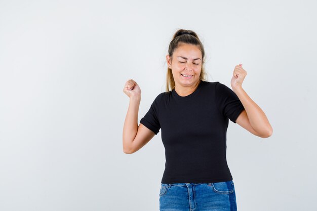 Expressive jeune fille posant en studio