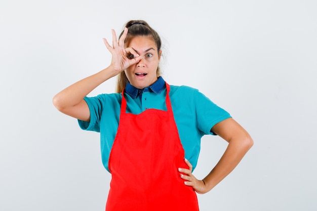 Expressive jeune fille posant en studio