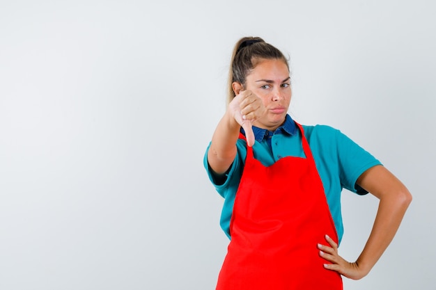 Expressive jeune fille posant en studio