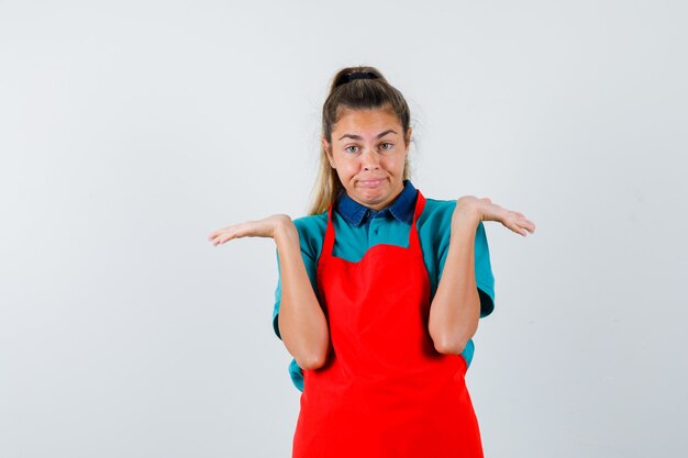 Expressive jeune fille posant en studio