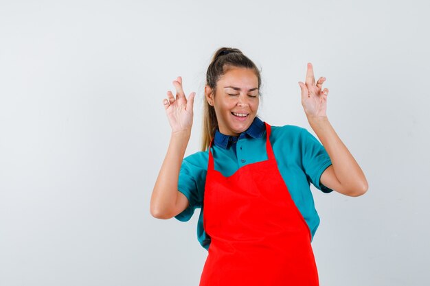 Expressive jeune fille posant en studio