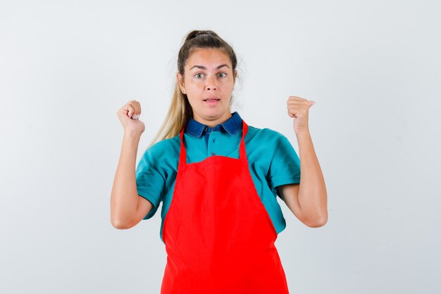 Expressive jeune fille posant en studio