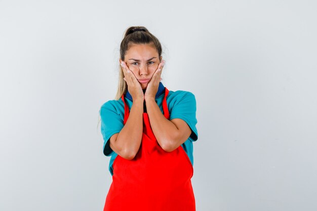 Expressive jeune fille posant en studio