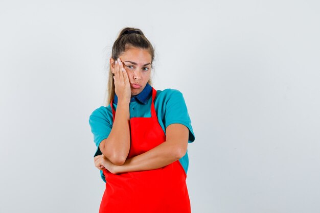 Expressive jeune fille posant en studio