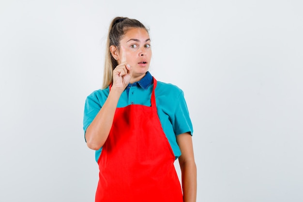 Expressive jeune fille posant en studio