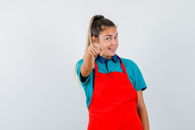 Expressive jeune fille posant en studio