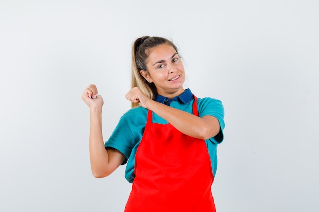 Expressive jeune fille posant en studio