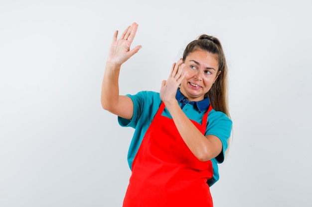 Expressive jeune fille posant en studio