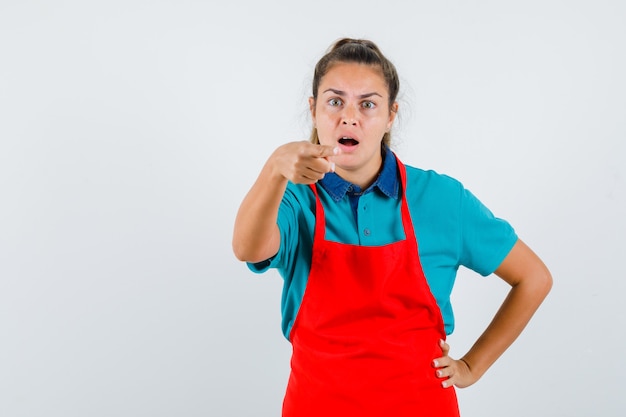 Expressive jeune fille posant en studio