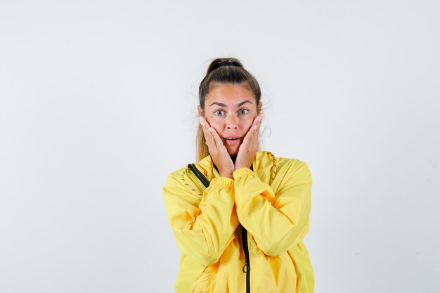 Expressive jeune fille posant en studio