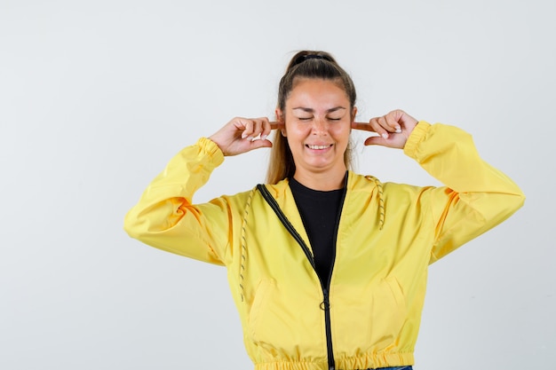 Photo gratuite expressive jeune fille posant en studio