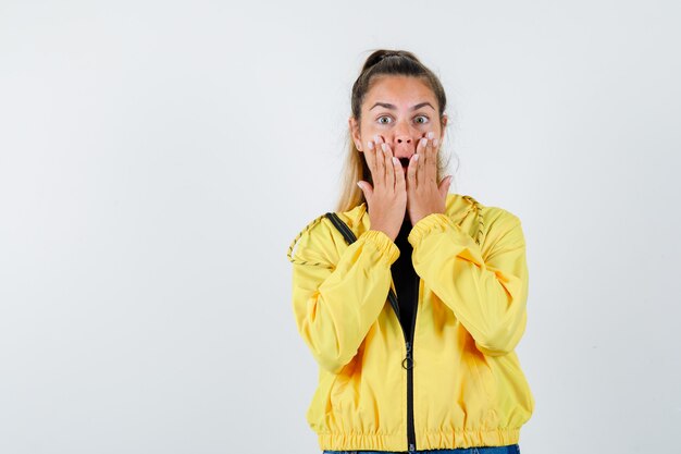 Expressive jeune fille posant en studio