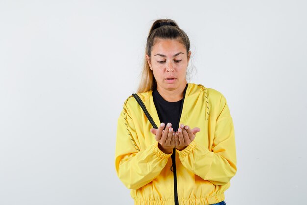 Expressive jeune fille posant en studio