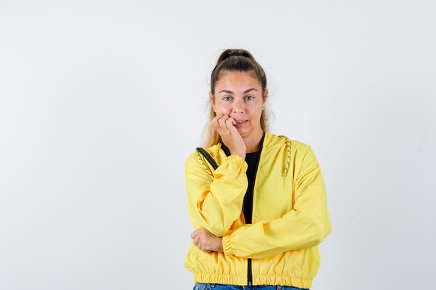 Expressive jeune fille posant en studio