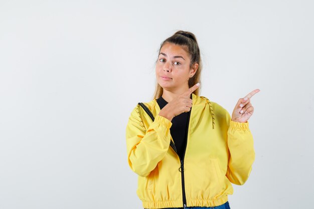 Expressive jeune fille posant en studio