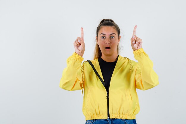 Expressive jeune fille posant en studio