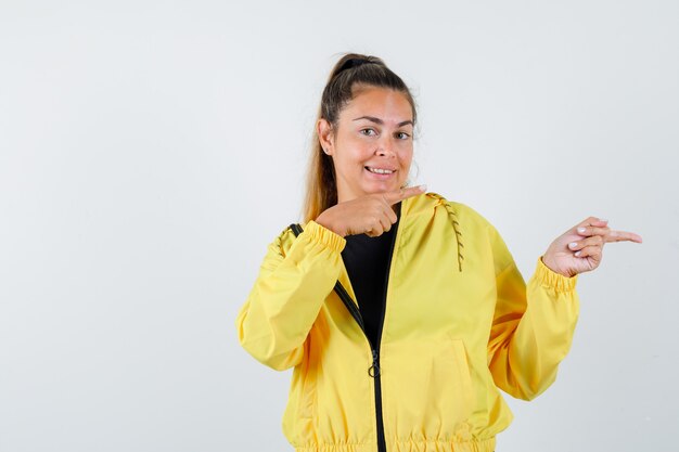 Expressive jeune fille posant en studio