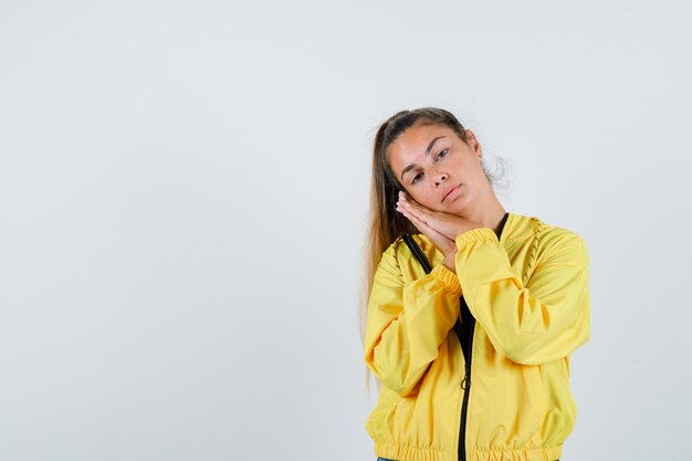 Expressive jeune fille posant en studio