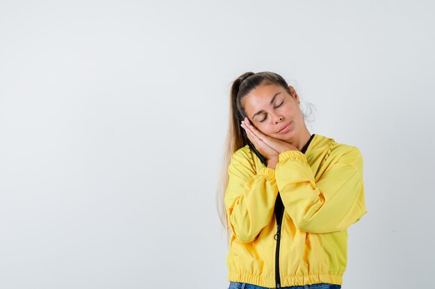 Expressive jeune fille posant en studio